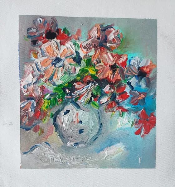 Roze bloemen in een ronde pot