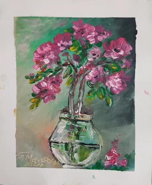 Roze bloemen in glazen vaas