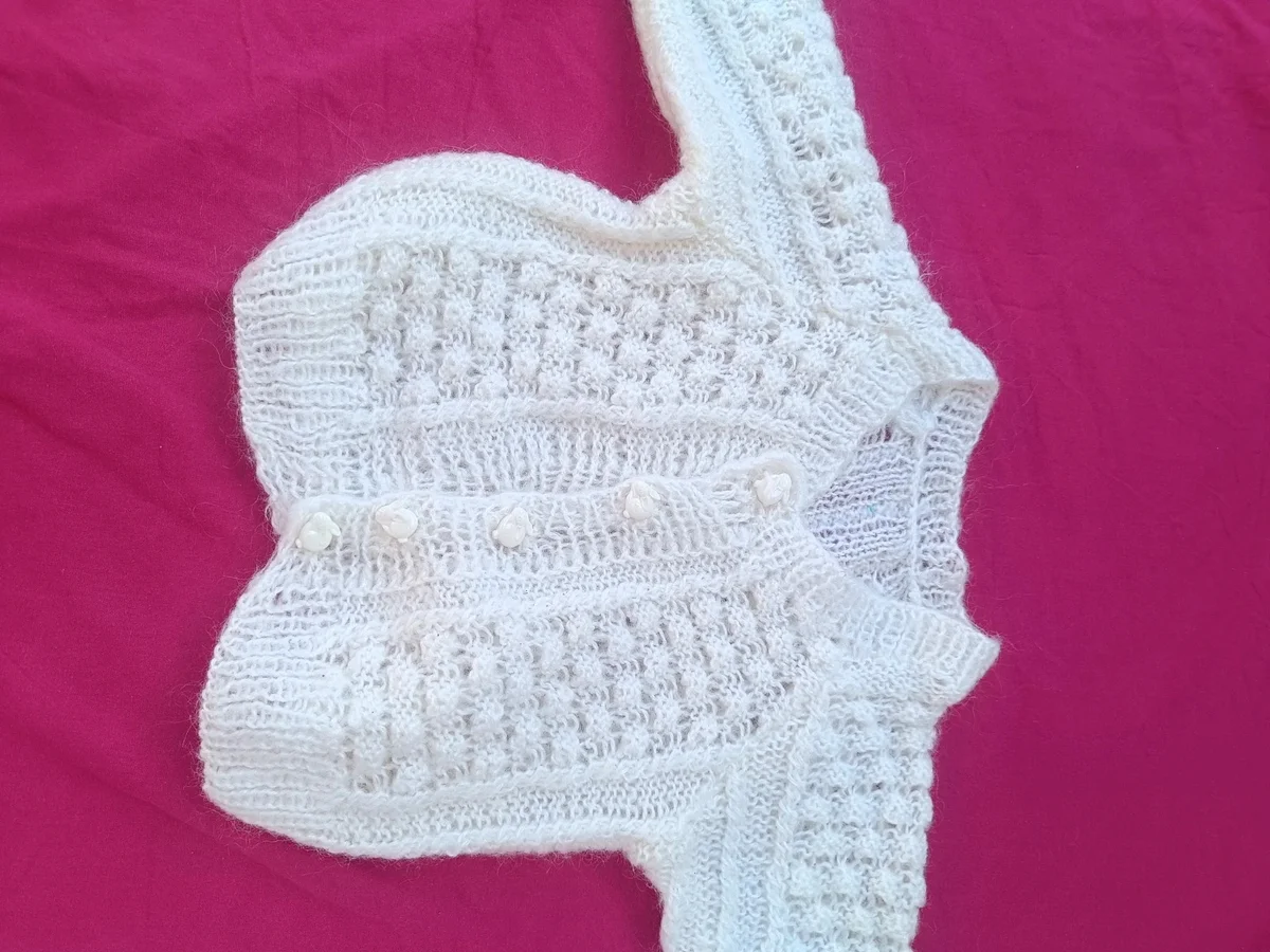 Cardigan bebe tricotat, alb - ivoire, cu nasturi iepuraș
