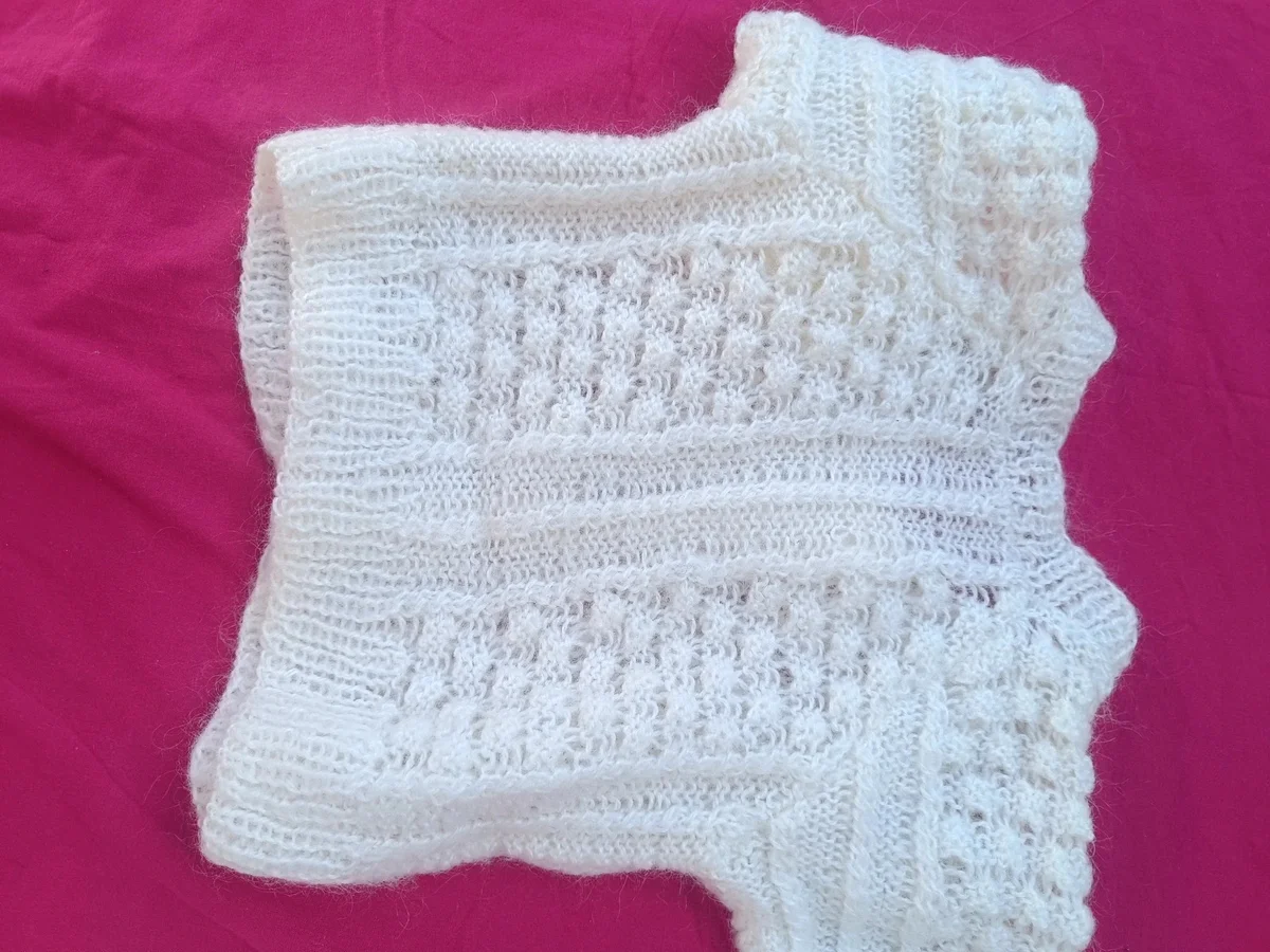 Cardigan bebe tricotat, alb - ivoire, cu nasturi iepuraș (3)