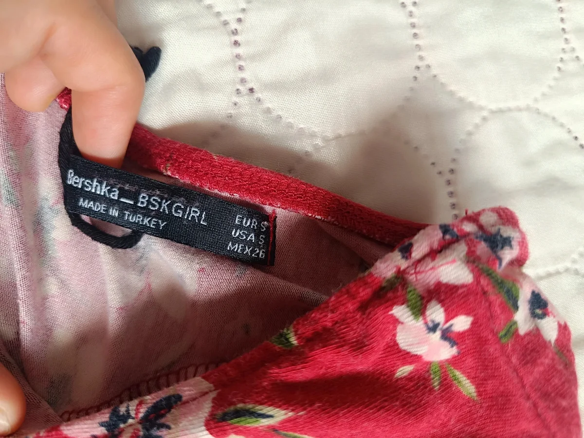 Bluză Dama Bershka cu Imprimeu Floral și Decolteu Generos.Mărimea S (3)