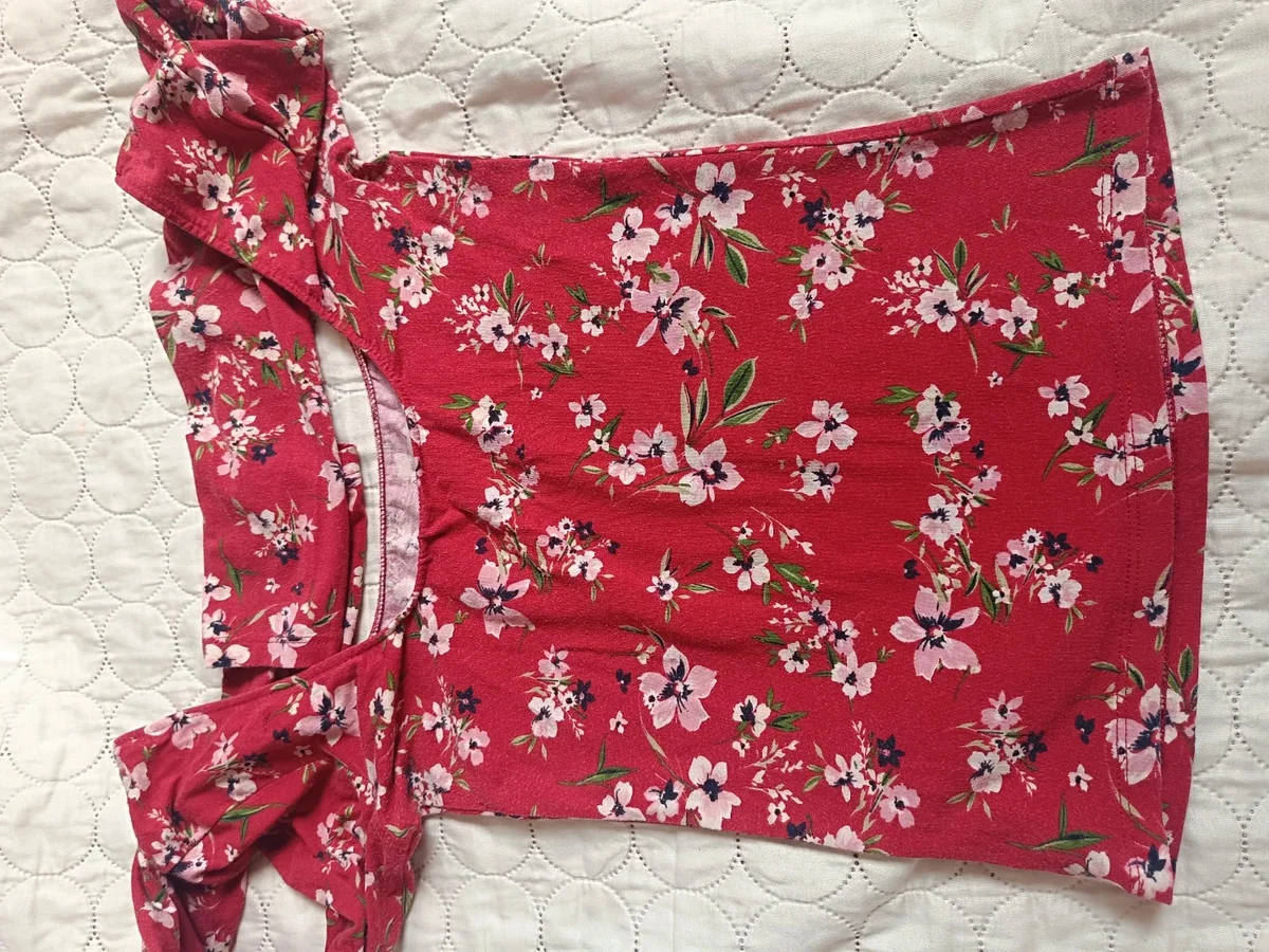 Bluză Dama Bershka cu Imprimeu Floral și Decolteu Generos.Mărimea S