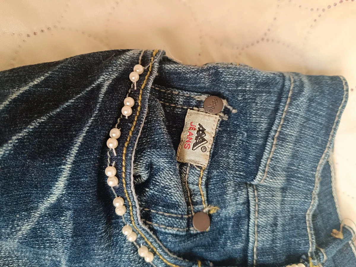 Pantaloni trei sferturi de blug pentru femei.Mărimea 27,cu perlute și (2)