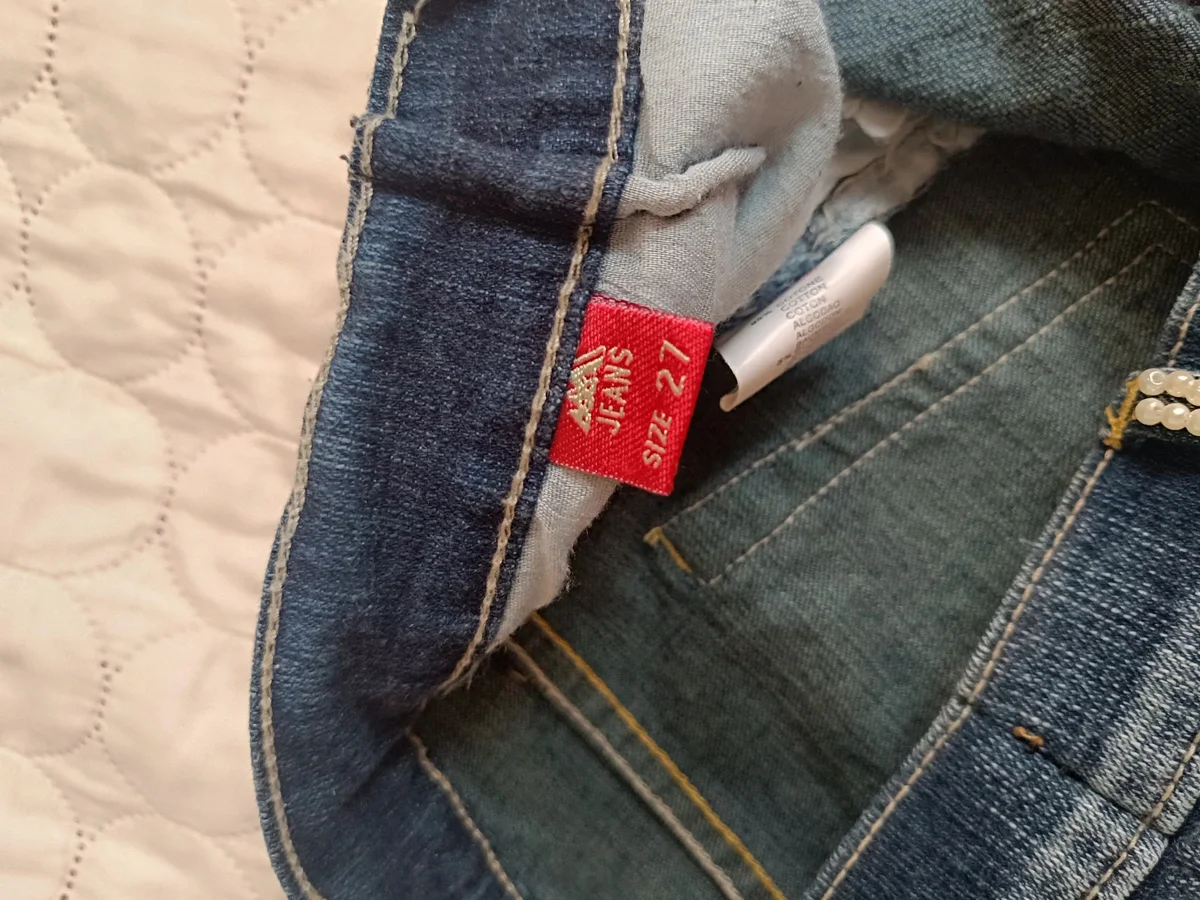 Pantaloni trei sferturi de blug pentru femei.Mărimea 27,cu perlute și (6)