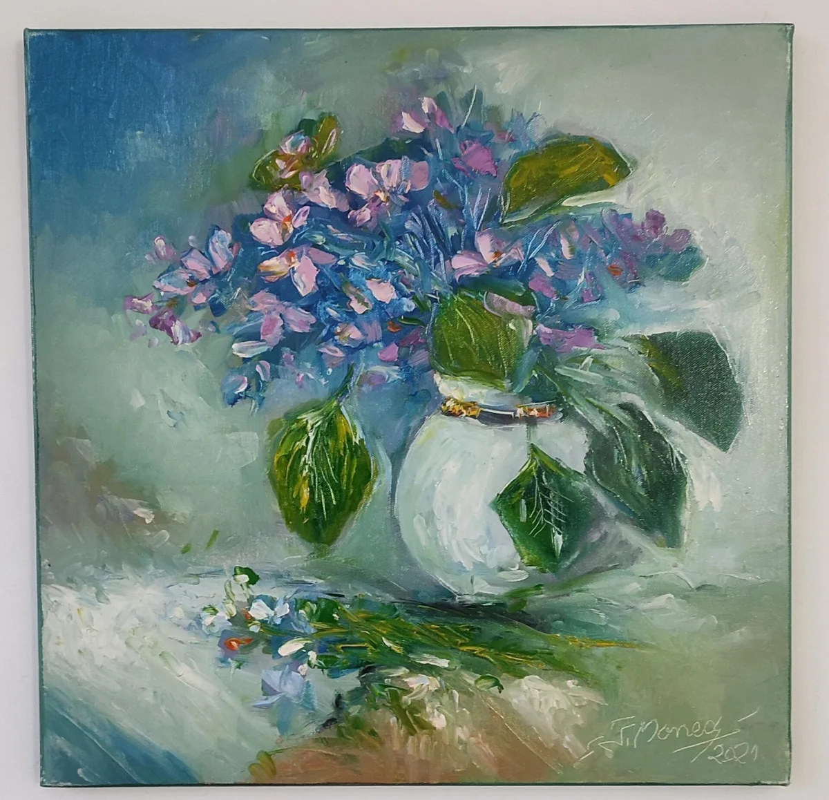 Lilla blomster i keramisk potte