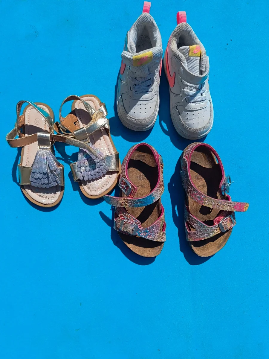 Lot încălțăminte fetiță Nike + 2 perechi sandale, măr. 25 - 26, stare foarte