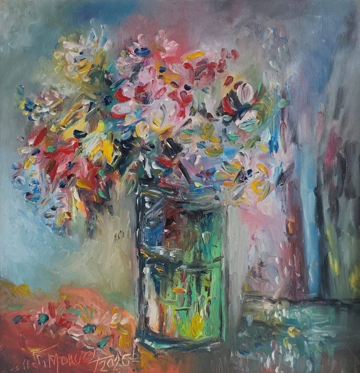 Buchet multicolor lângă fereastră