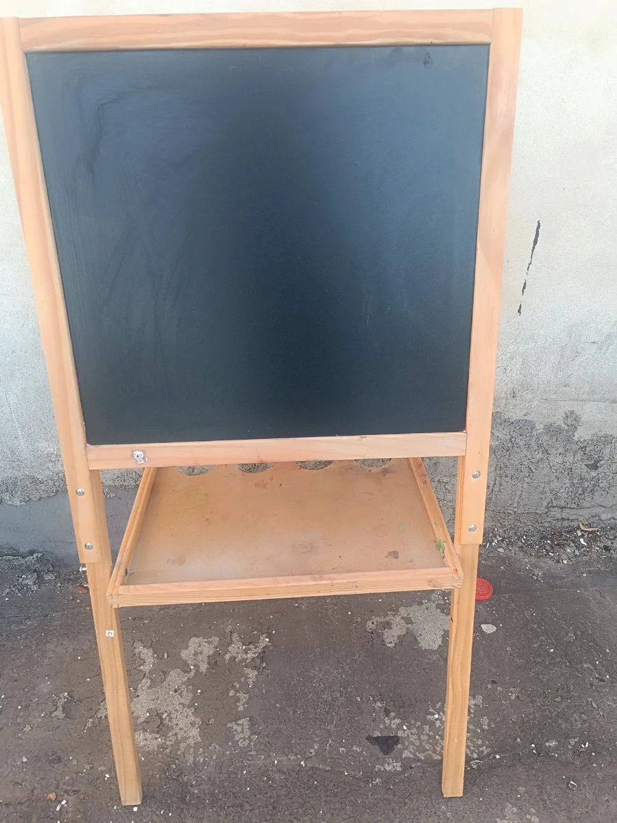 Tablă educativă dublă din lemn pentru copii (față albă magnetică / față neagră cretă) cu accesorii cifre