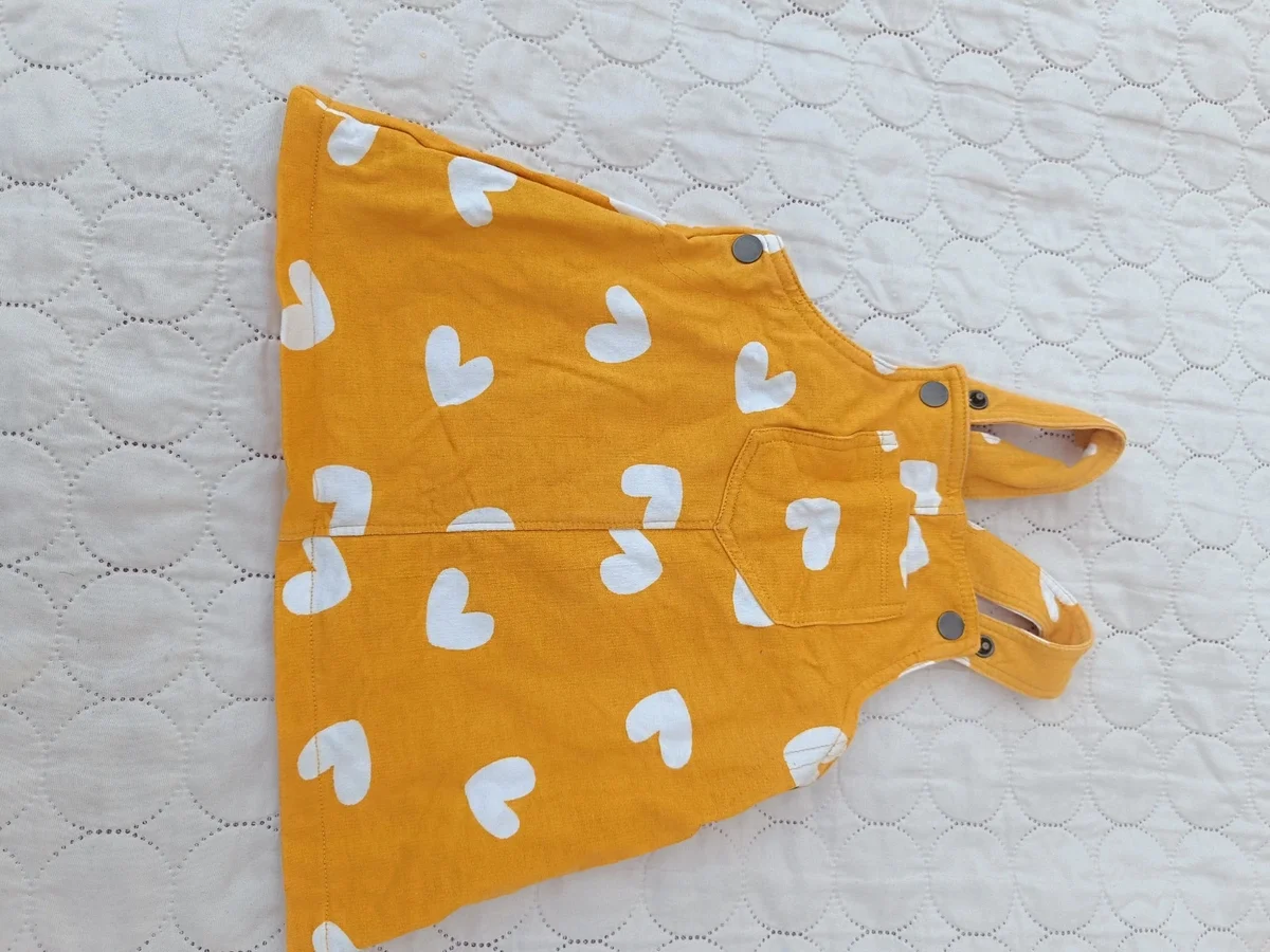 Sarafan pentru fetite . Purtat doar odata , marime 12 luni (TEX)