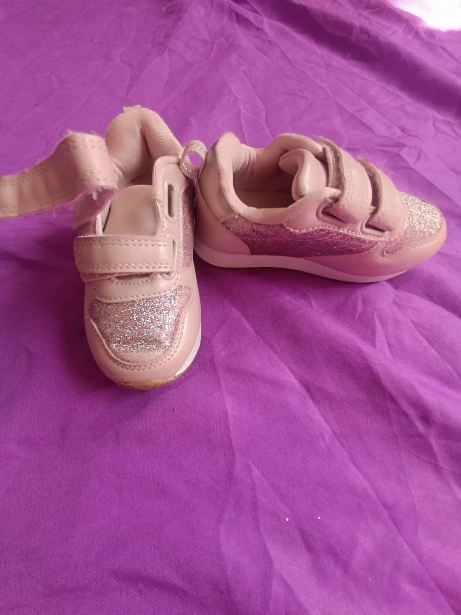Adidași roz cu sclipici și stea Primark Mărimea 24