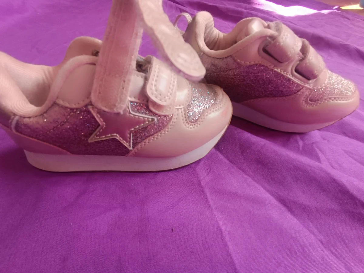 Adidași roz cu sclipici și stea Primark Mărimea 24 (4)