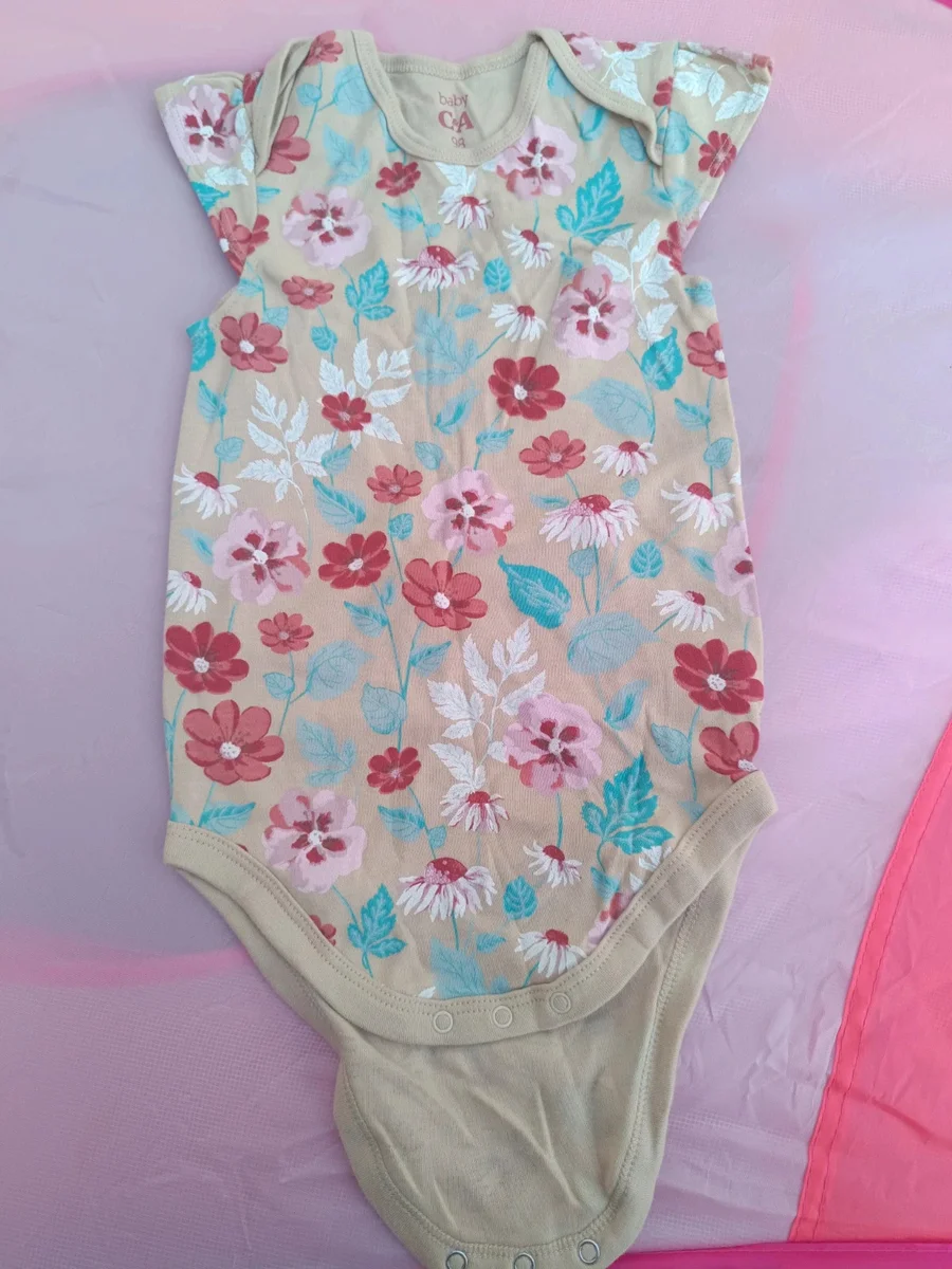 Body fetiță C&A Baby mărimea 98, model floral, stare nouă fără eticheta
