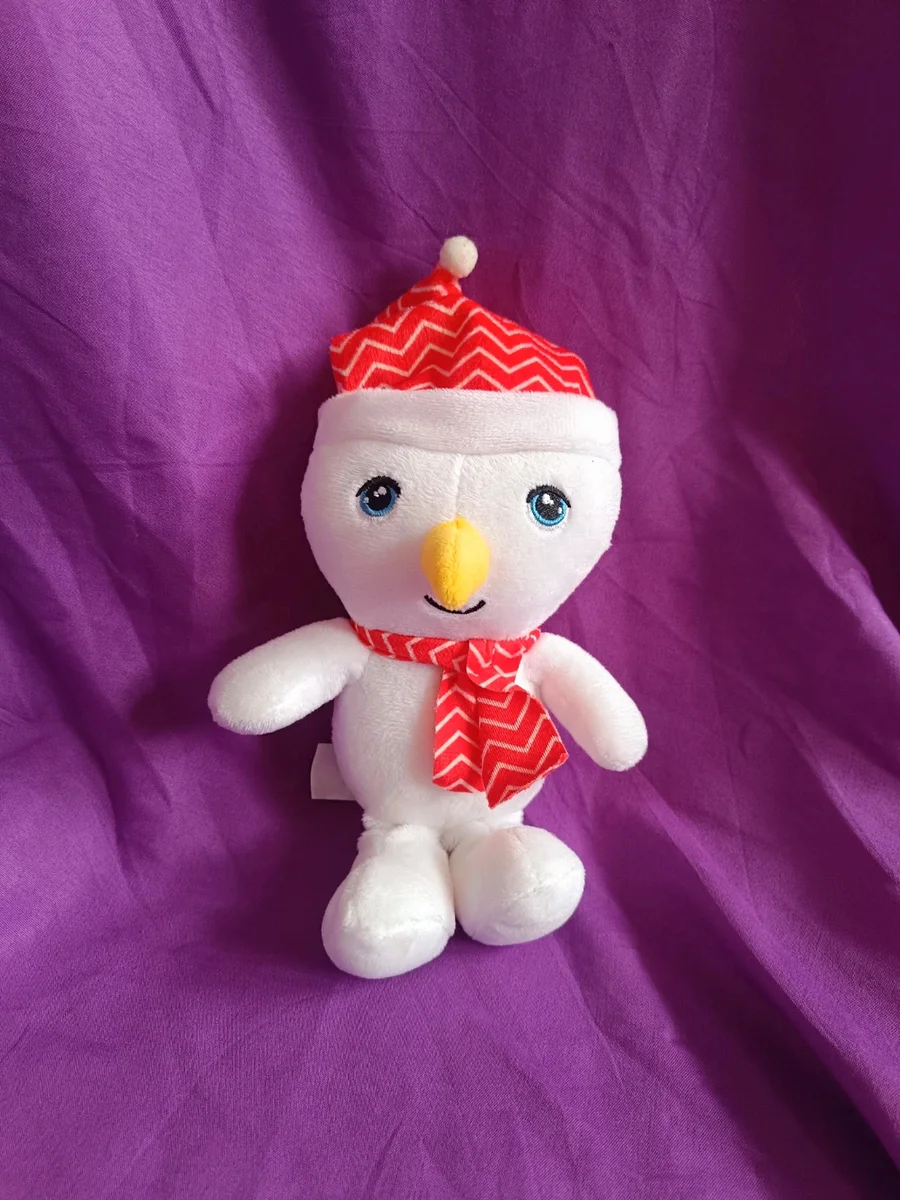 Figurină moale din pluș Om de zăpadă cu fes tricotat și fular festiv (20 cm)