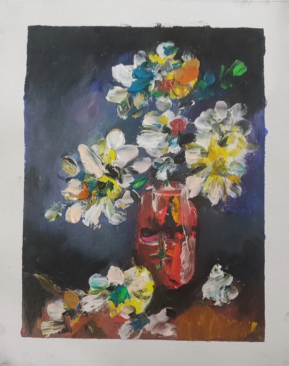 Vas roșu cu flori albe (1)